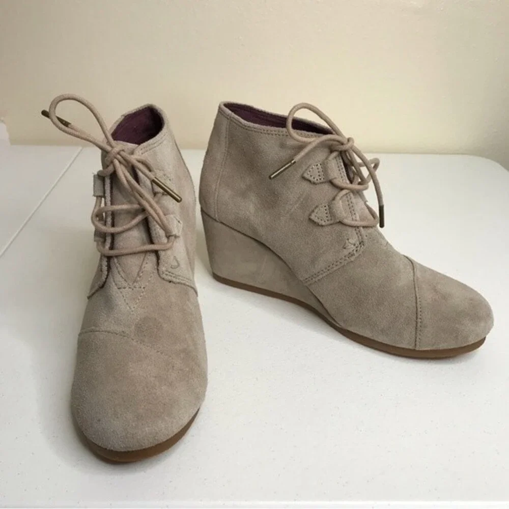 Toms Kala Faux Suede Wedge Heel Lace Up Ankle Bootie Tan Taupe Womens Size 9